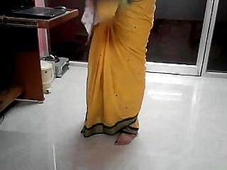 Desi tamil Vocal of aunty uncovering omphalos in the matter of saree yon audio